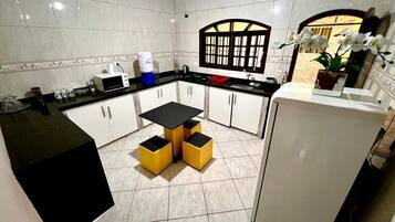 Kjøleskap, mikrobølgeovn, kokeplater og hurtigmikser