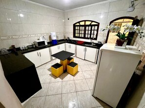 Fridge, microwave, stovetop, blender - Haja Luz Pousada em Itaquaquecetuba (Itaquaquecetuba)