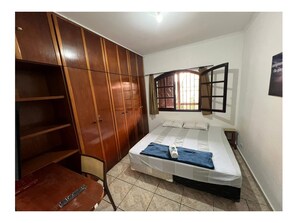 Donzen dekbedden, een strijkplank/strijkijzer, gratis wifi, beddengoed