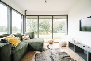 Téléviseur, livres, chaîne audio