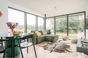 Télévision, livres, chaîne hi-fi