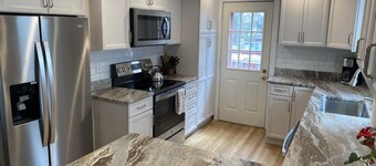 Relax Beautiful South Yarmouth Pond Home, Family sized, minutes for beach, Kayak