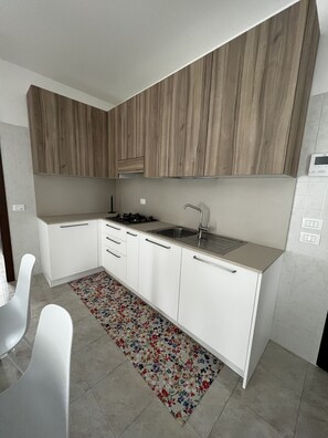 Private kitchen - Vivaldi Apartment 600m from McArthurGlen Designer Outlet (Noventa di Piave)