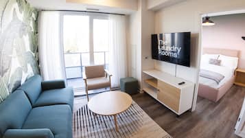 Apartamento luxo | Área de estar | Smart TV 55 polegadas com canais digitais, TV, serviços de streaming