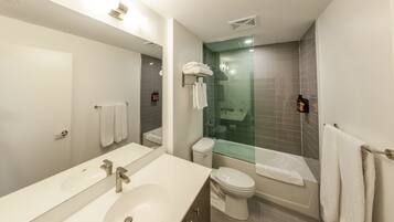 Departamento básico | Baño | Tina con regadera, amenidades de baño gratuitas, secadora de cabello