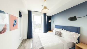 Business Apartment | Egyptian cotton sheets, premium bedding, desk, blackout drapes