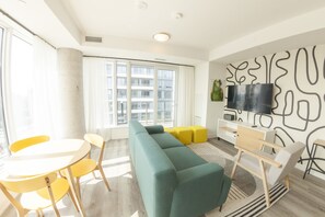 Apartamento Business | Zona de estar | Smart TV de 55 pulgadas con canales digitales, una televisión