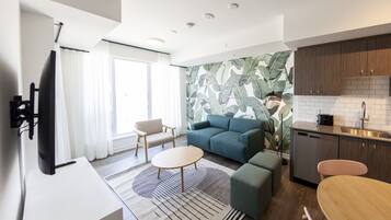 Departamento Deluxe | Área de sala de estar | Smart TV de 55 pulgadas con canales digitales y televisión