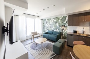 华丽公寓 | 起居区 | 55-英寸智能电视（配备数码频道）、电视、流媒体服务