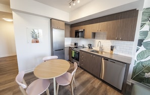 Deluxe-Apartment | Eigene Küche | Großer Kühlschrank, Mikrowelle, Ofen, Herdplatte