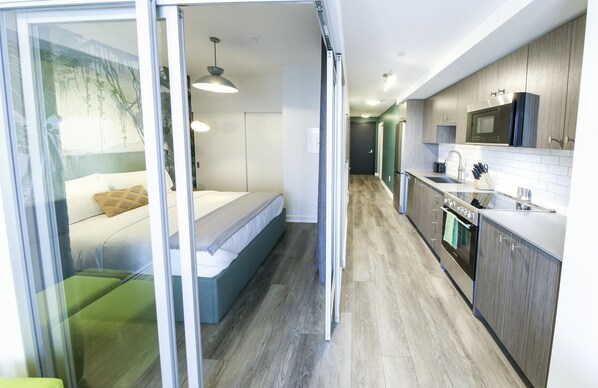 Apartamento básico | Zona de estar | Smart TV de 55 pulgadas con canales digitales, una televisión