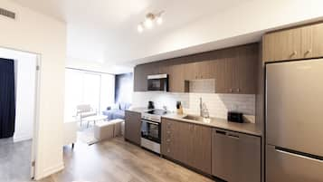 Appartement Affaires | Cuisine privée | Grand réfrigérateur, micro-ondes, four, plaque de cuisson