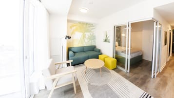 Apartamento básico | Área de estar | Smart TV 55 polegadas com canais digitais, TV, serviços de streaming