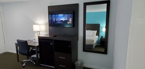Flat-screen TV - Travelodge by Wyndham Livonia/Canton/Novi Detroit Area (Livonia)