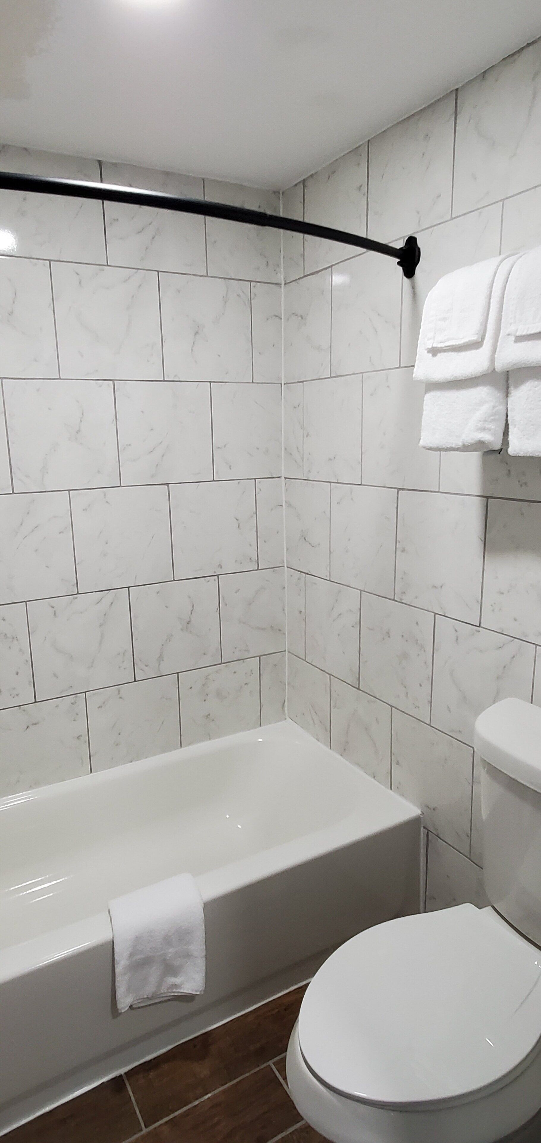 Combined shower/bathtub, free toiletries, towels