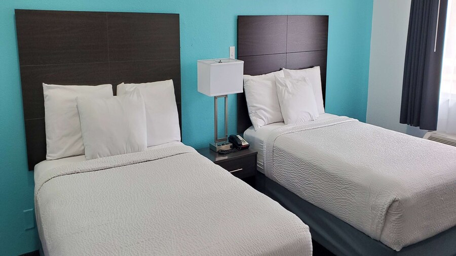 Travelodge by Wyndham Livonia/Canton/Novi Detroit Area