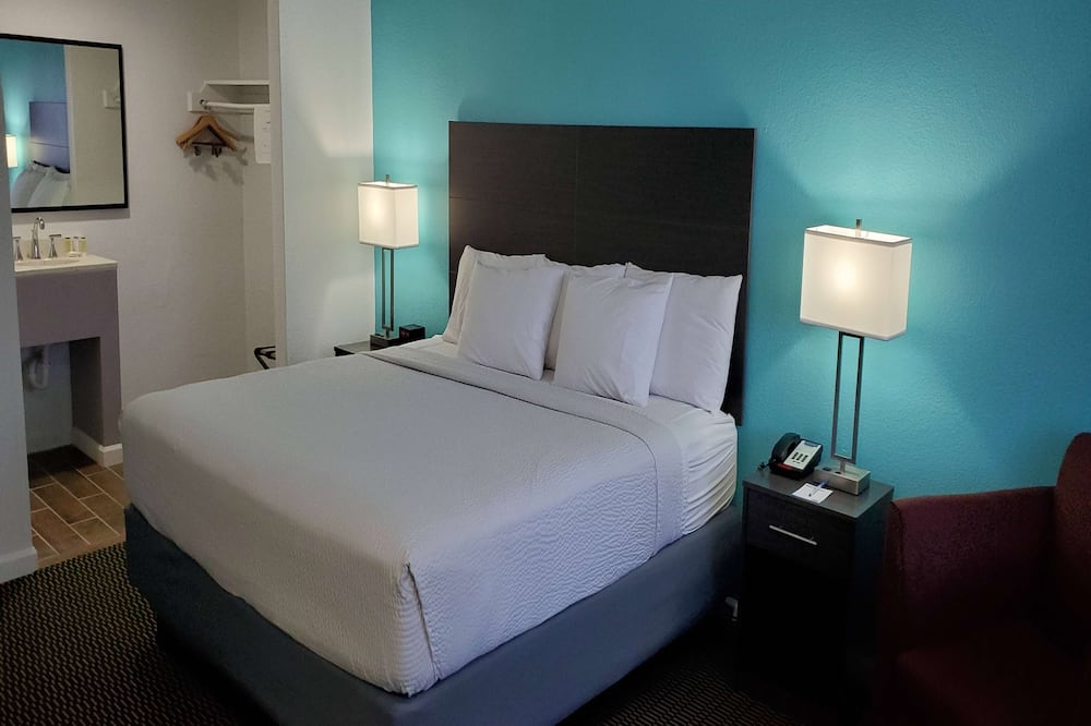 Travelodge by Wyndham Livonia/Canton/Novi Detroit Area