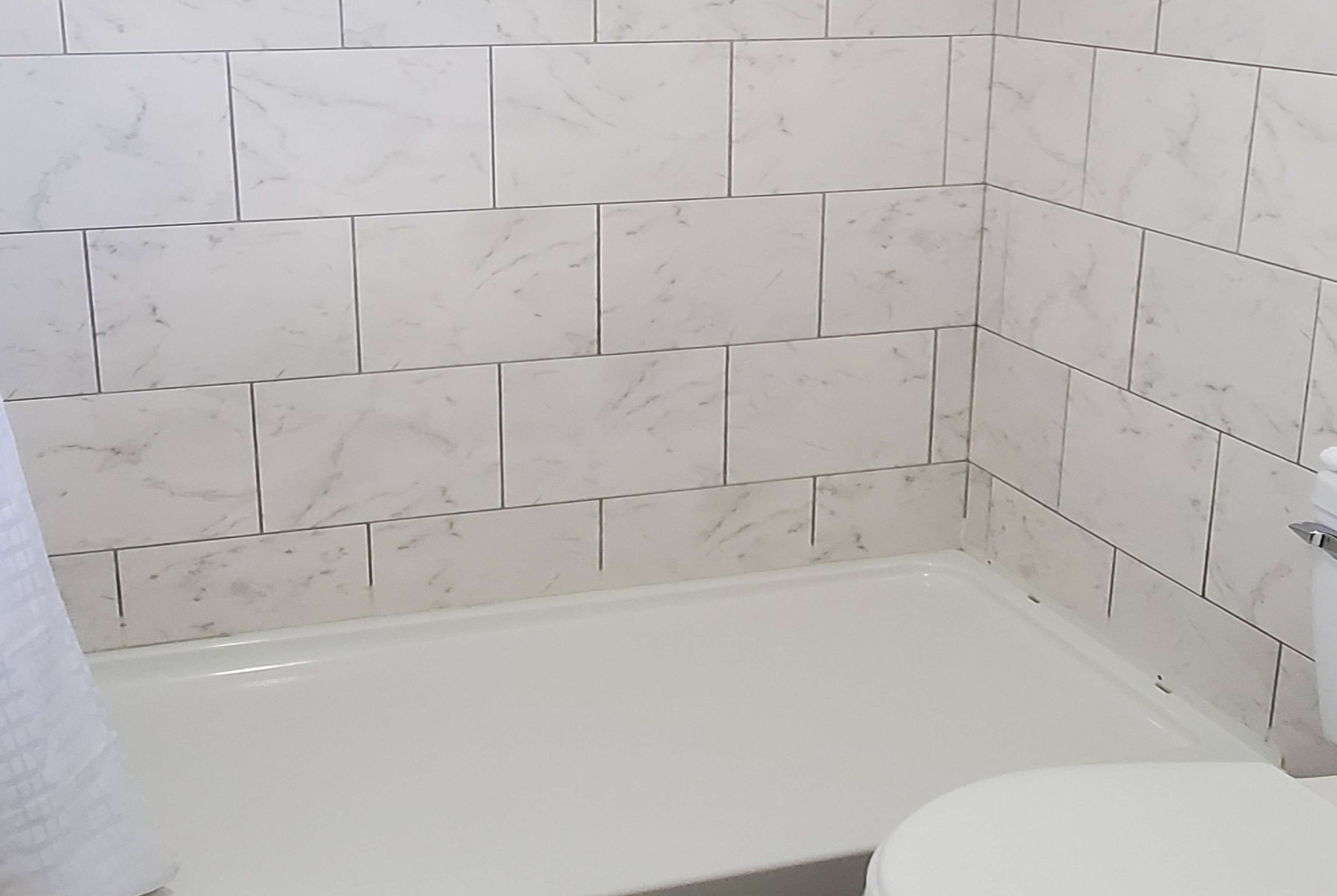 Ensemble douche/baignoire, articles de toilette gratuits