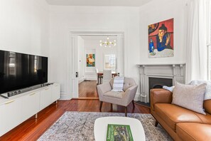 Smart-tv, pejs, bøger, stereoanlæg