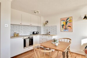 Réfrigérateur, un four, surface de cuisson, lave-vaisselle