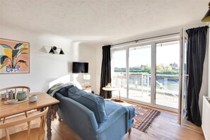 Living area - Nine The Boathouse (rye)