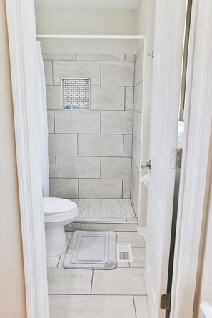 Shower, hair dryer, towels, soap - Cozy Home 1/2 mile from Chief Ladiga (Weaver)