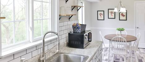 Kylskåp, mikrovågsugn, ugn och spishäll