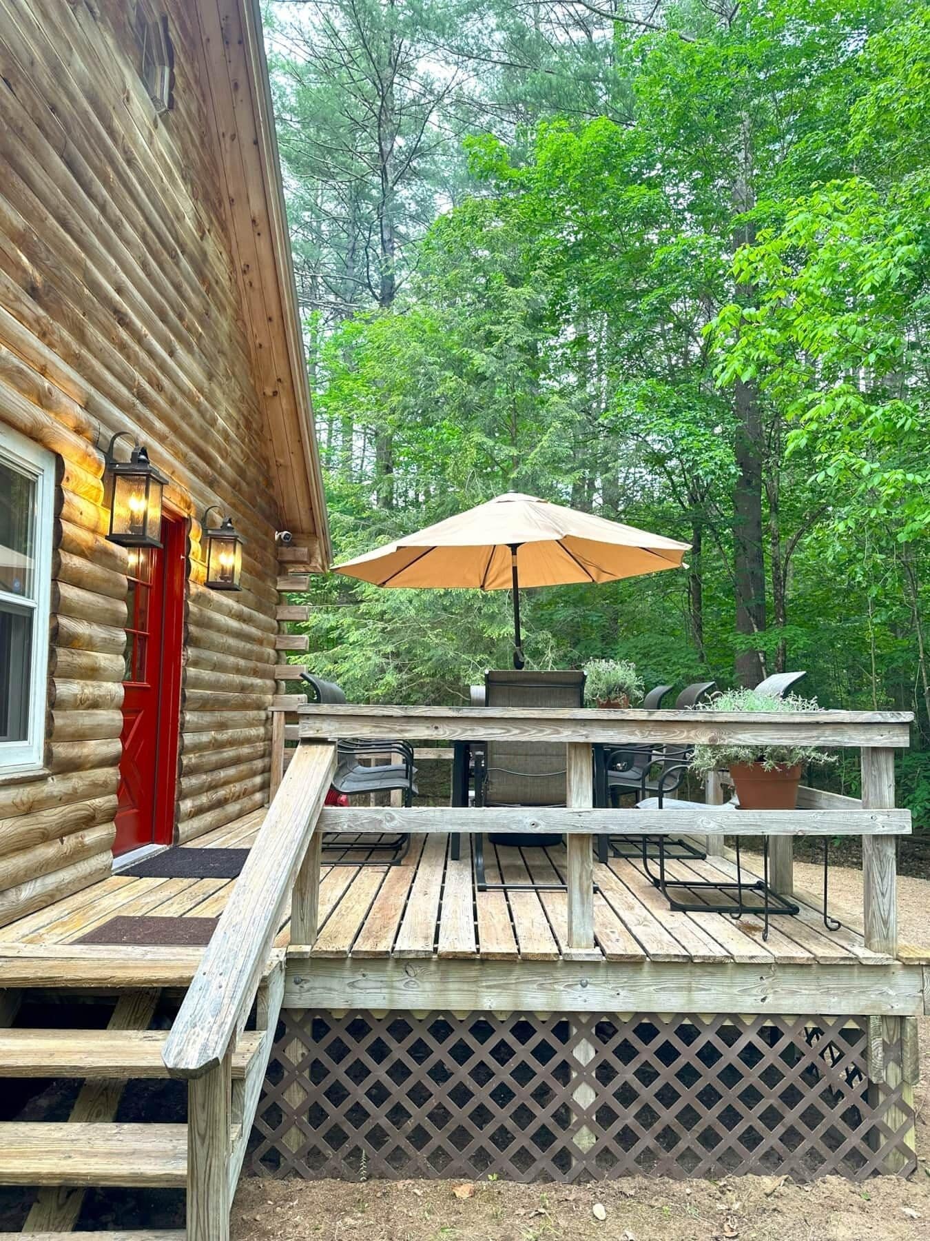Ample deck with table for 8 surrounded by nature