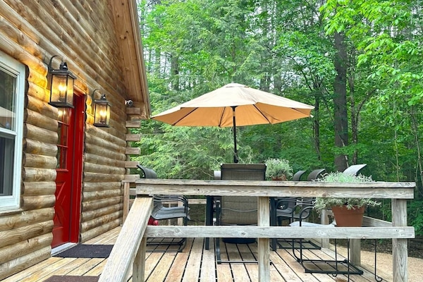 Ample deck with table for 8 surrounded by nature