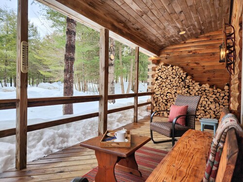 Nature Lodge w/Large Hot Tub, Firepit, Fireplace,5mns to Gore Mountain!