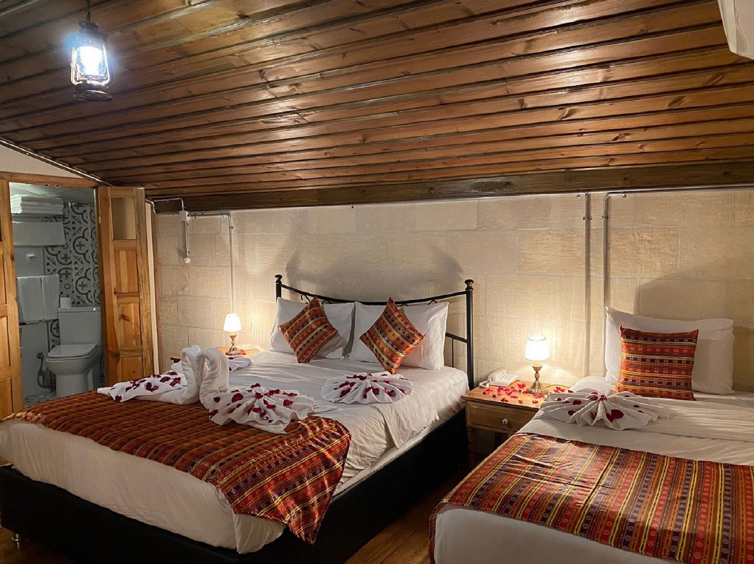 Peralatan tempat tidur premium, bar mini, kalis bunyi, Wi-fi percuma 