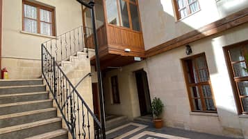 Deluxe-Suite | Wohnbereich | 17-Zoll-Plasmafernseher mit Satellitenempfang, Fernseher