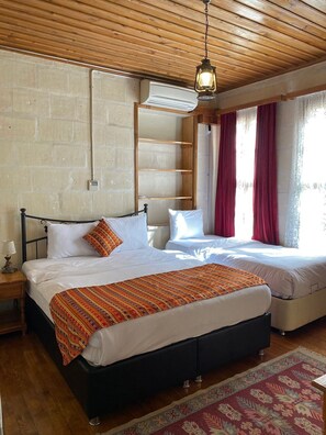 Deluxe-Dreibettzimmer | Hochwertige Bettwaren, Minibar, schallisolierte Zimmer, kostenloses WLAN