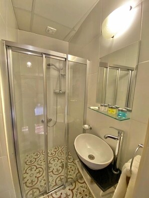 Deluxe tweepersoonskamer | Badkamer | Gratis toiletartikelen, een haardroger, pantoffels, handdoeken