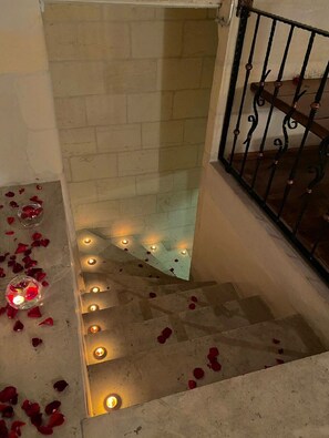 Deluxe suite | Luxe beddengoed, een minibar, geluiddichte muren, gratis wifi