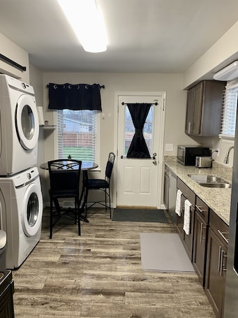 Fridge, microwave, oven, stovetop. 5 mins to Cedar Point & Sports Force