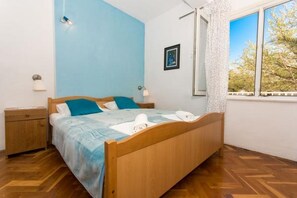 3 bedrooms, free WiFi, bed sheets, wheelchair access