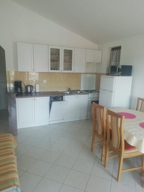 Fridge, microwave, oven, coffee/tea maker - Apartment in Kanica with Seaview, Terrace, Air condition, WIFI (5168-3) (Rogoznica)