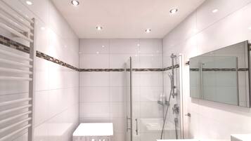 Studio | Bathroom | Free toiletries, towels, toilet paper