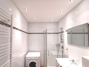 Studio | Bathroom | Free toiletries, towels, toilet paper