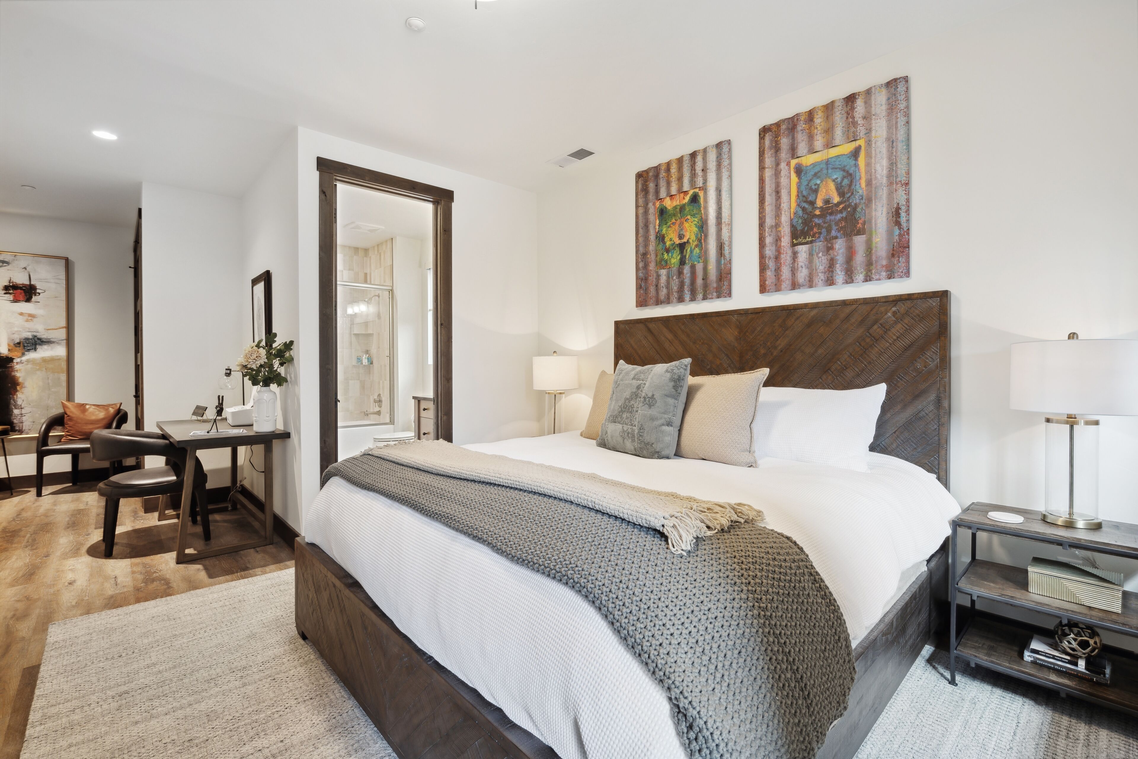 3 chambres, bureau, fer et planche à repasser, lit parapluie