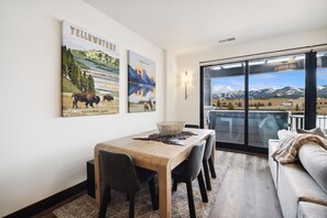 Dining - Near GLACIER/ Big MTN SKiing  & DTWN Whitefish! 3Bed/3Bath &HOT TUB w/VIEWS! (Whitefish)