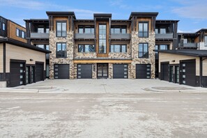 Exterior - Near GLACIER/ Big MTN SKiing  & DTWN Whitefish! 3Bed/3Bath &HOT TUB w/VIEWS! (Whitefish)
