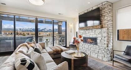 Near GLACIER/ Big MTN SKiing & DTWN Whitefish! 3Bed/3Bath &HOT TUB w/VIEWS!