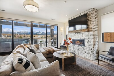 Near GLACIER/ Big MTN SKiing & DTWN Whitefish! 3Bed/3Bath &HOT TUB w/VIEWS!