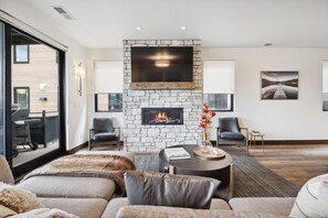 Smart-tv, eldstad, böcker och printers