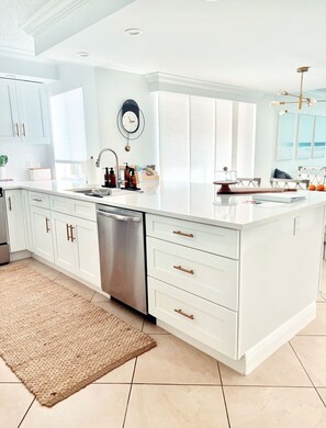 Kylskåp, mikrovågsugn, ugn och spishäll