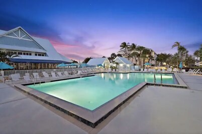 Beachside Modern Wellness Condo @ Jupiter Bay Resort, 2 bed / 2.5 bath, Tennis