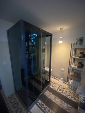 Een douche, een haardroger, handdoeken