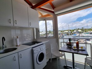 Mikrobølgeovn, kokeplater, vannkoker og brødrister